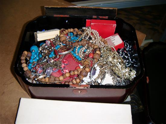 Box of mixed costume jewellery